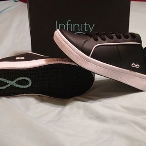 Infinity by Cherokee size 6
